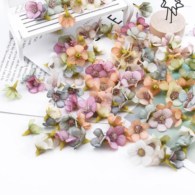 장식용 꽃 50/100pcs 인공 식물 다색 미니 실크 데이지 꽃 머리 웨딩 약혼 파티 홈 장식 Diy Garland