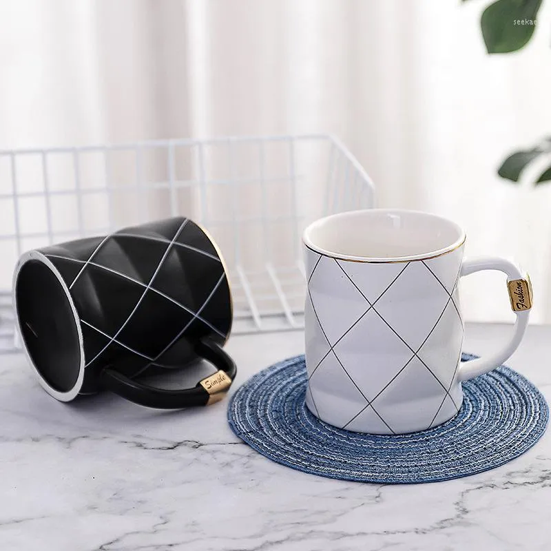 Tasses Tasse en céramique à carreaux noirs et blancs Scandinave Creative Harbin Water Business Mug Café