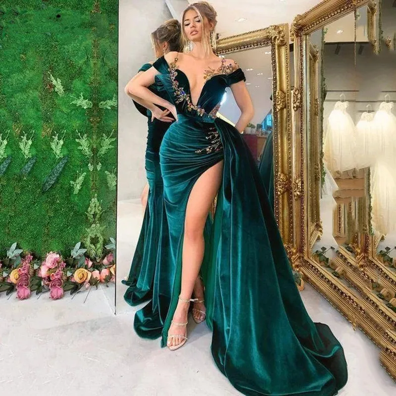 2023 Sexy grüner Samt lange Meerjungfrau-Abschlussballkleider schulterfrei Plus Size vorne geteilte Perlen formelle Abend-Anlasskleider