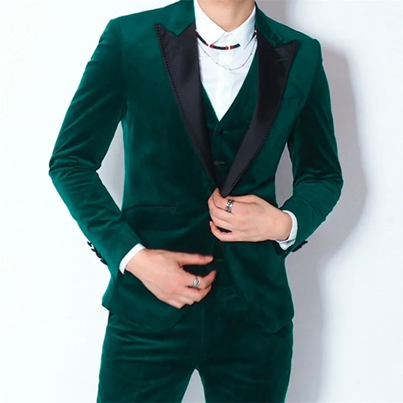 Abiti da uomo Blazer Velluto verde scuro Abiti da uomo slim fit per ballo di fine anno 3 pezzi Risvolto con visiera nero Smoking da sposo da uomo personalizzato Abbigliamento moda uomo 220909