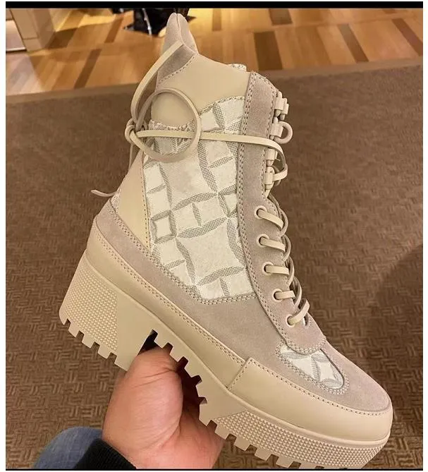 2022 Kvinnors fotledsdesigner Luxury Martin Desert Boots Beige och Ebony 100% äkta läder quiltade snörning Vinterskor Gummi Lug Sole med låda nr 13