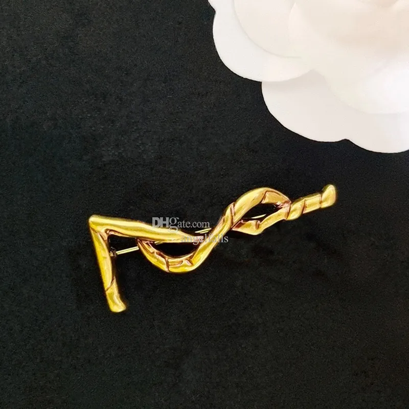 Vintage Letter Brooch with Stamp Women Men Letters Brooches Suit Lapel Pin for Gift Party Fashion Jewelry