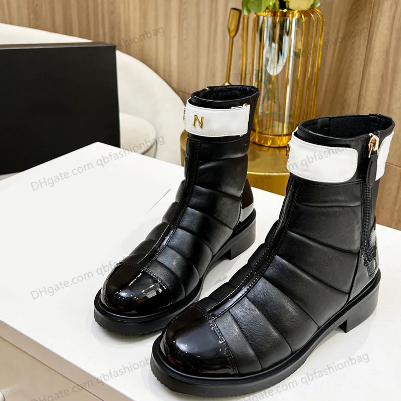 Botas femininas de design de pele de carneiro couro envernizado com salto grosso baixo zíper carta corrente moda bota de neve clássico preto branco acolchoado