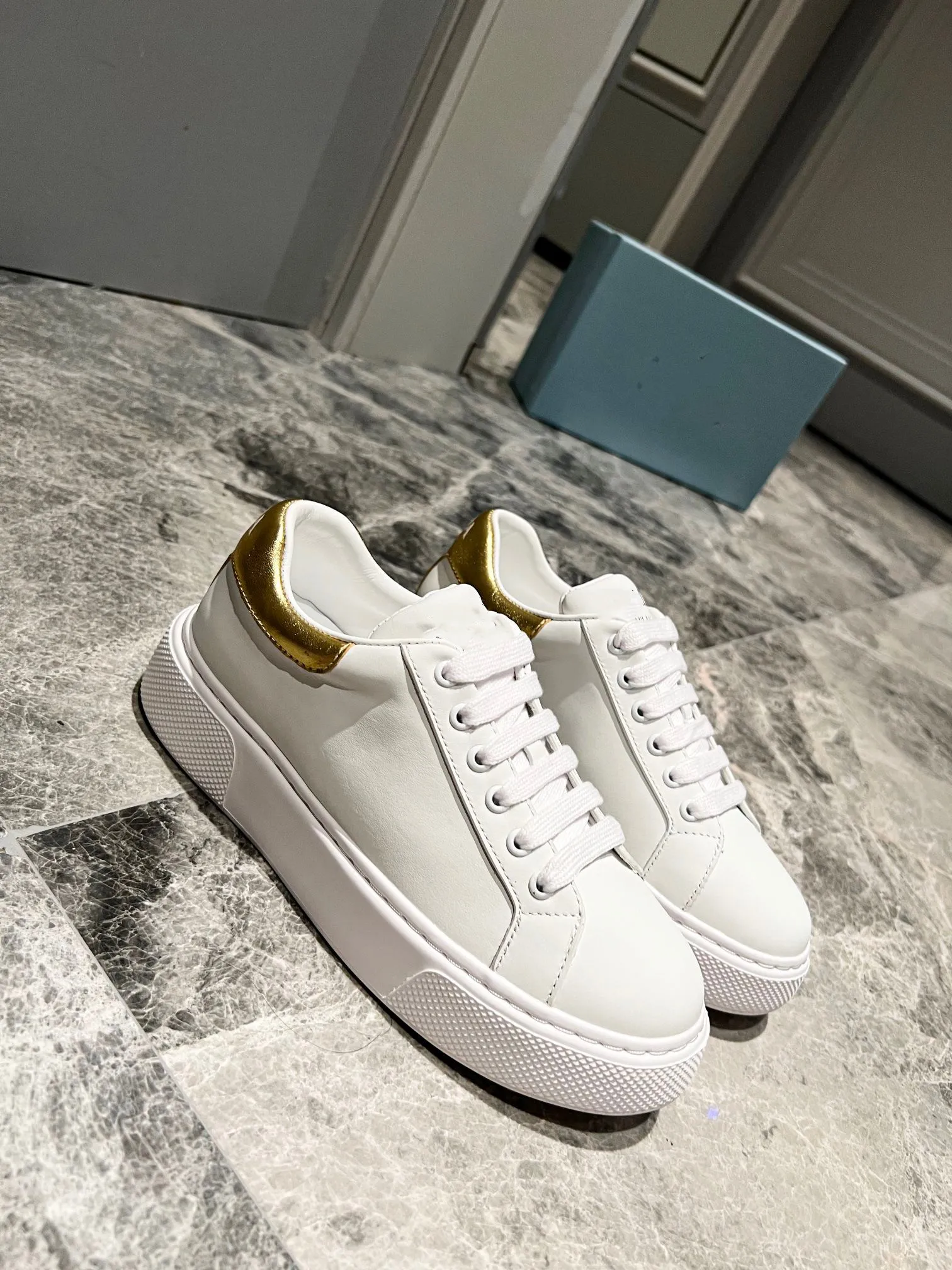 Lyxdesigners Casual Shoes Ace Sneakers Casual Dress Tennis Shoes Män Kvinnor Lace Up Classic White Leather Mönster Bottom Tiger Print 0829