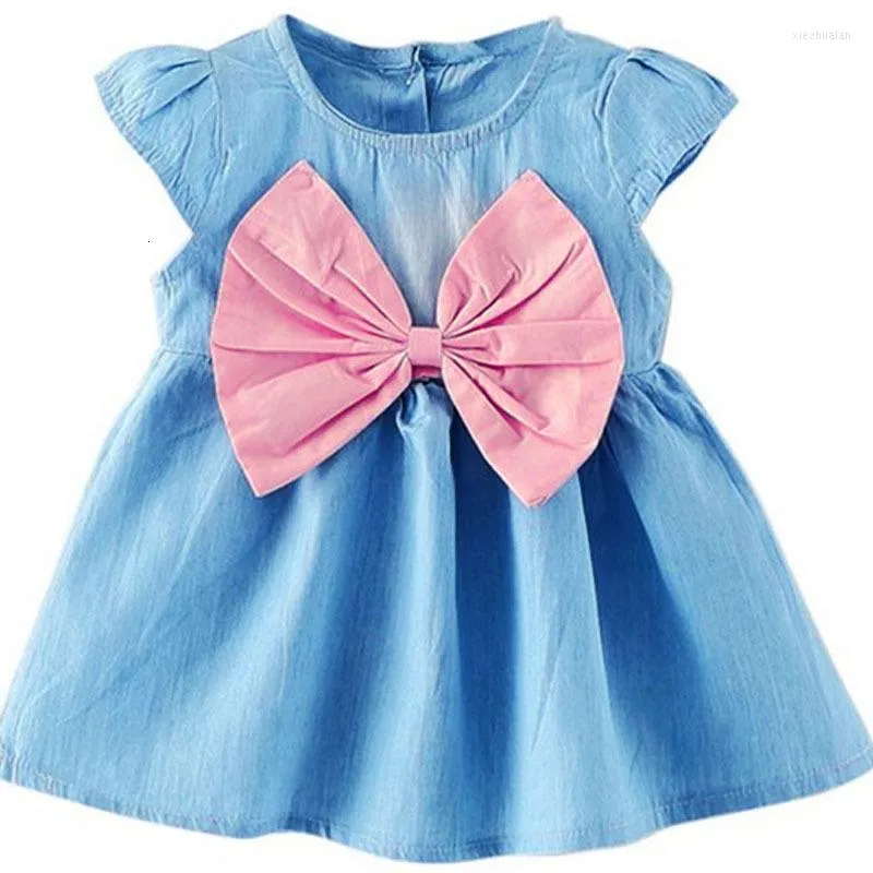 Dziewczyna sukienki 2022 Lato baby Beautiful Big Bowknot Design mini moda i elegancki styl dziecięcej noszenia krótkiej sukienki.
