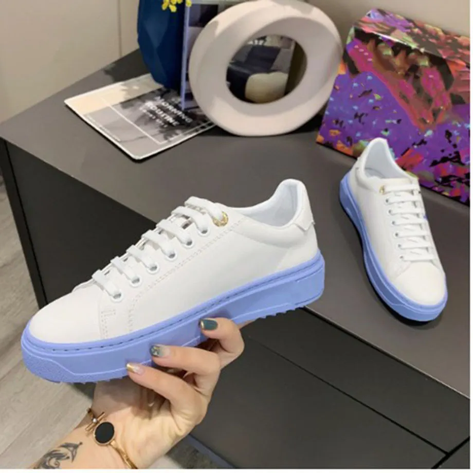 2022 nuovo design di lusso in pelle di pizzo in rilievo Queen Emcee scarpe bianche scarpe da ginnastica casual scarpe da donna mjkklp0000002