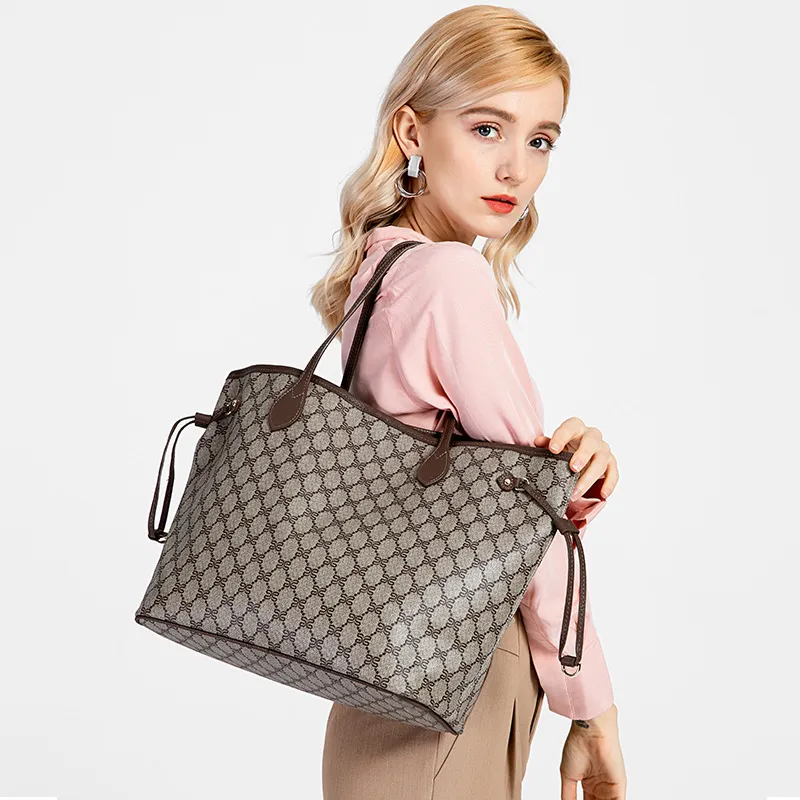 2022 nova bolsa feminina impressa de grande capacidade PVC Letter Big Fashion Fashion All-Match Single Messenger Messenger Bag Vintage
