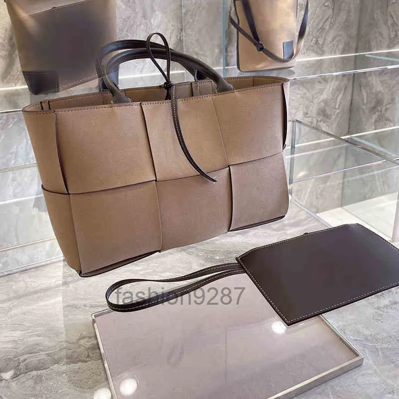 Handväskor Designer vävd för läderkvinnor Portable axel stor tote armhålväska arco totes