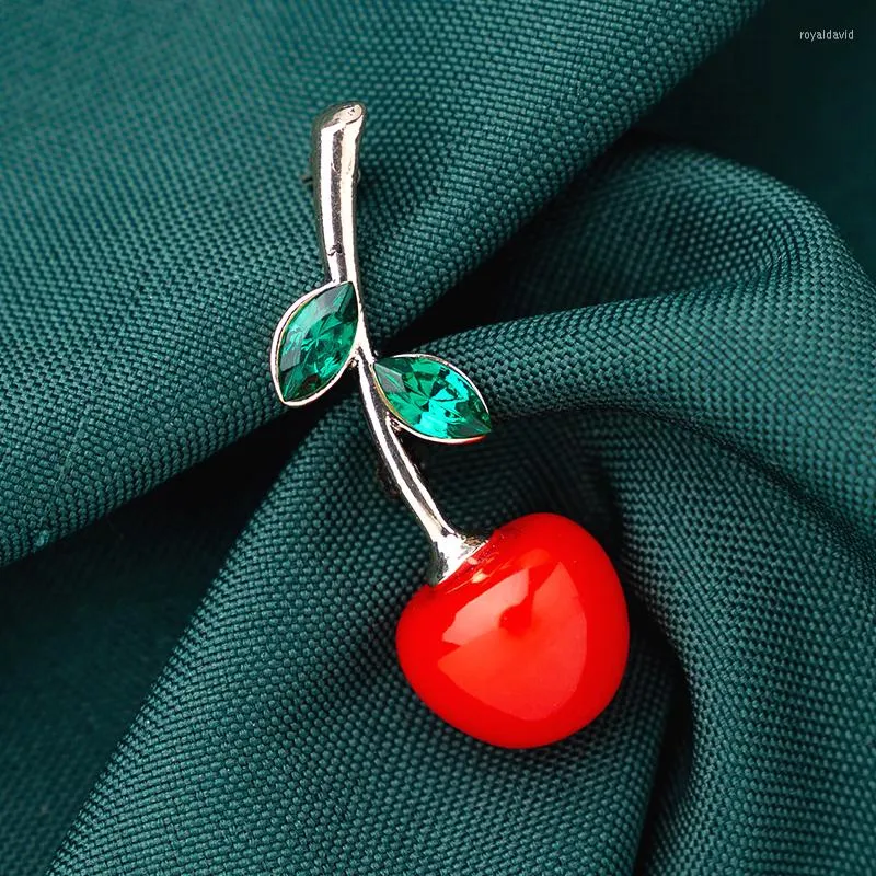 Brooches 1pc Women Charming Red Cherry Brooch Fruit With Green Crystal Leaf Pin For Dress Coat Sweater Shirt Scarf Party Gift