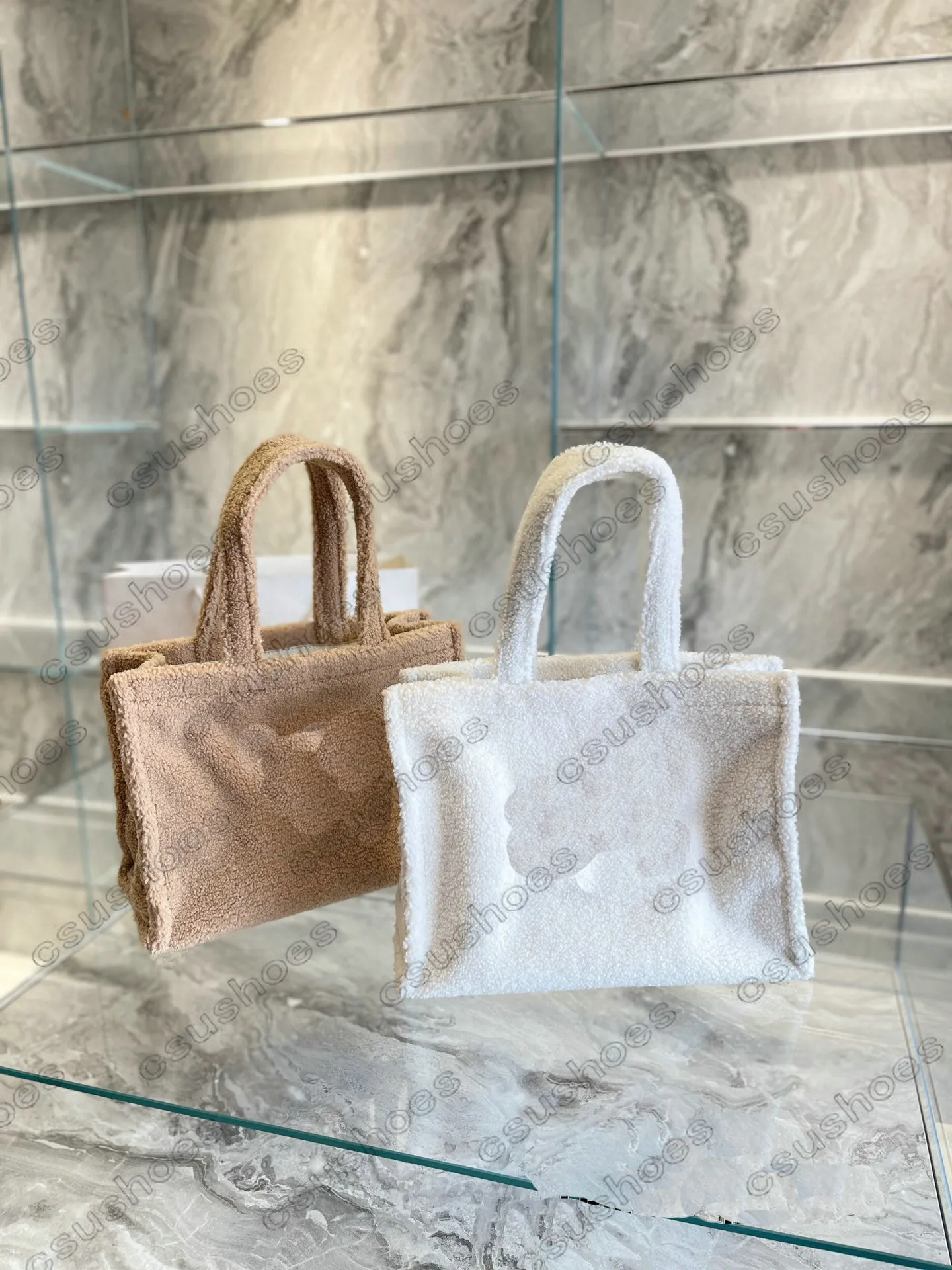 Sac fourre-tout de luxe en laine Teddy pour femme - Sac à bandoulière spacieux de 41 cm avec 2 poches extérieures, idéal pour le shopping et l'utilisation quotidienne.