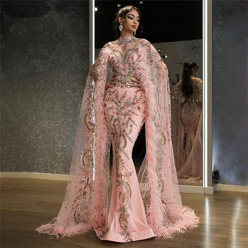 Luxuriöse rosa Meerjungfrau-Abschlussballkleider, Flügelärmel, Partykleider, Federn, Kristalle, Perlen, maßgeschneidertes Abendkleid
