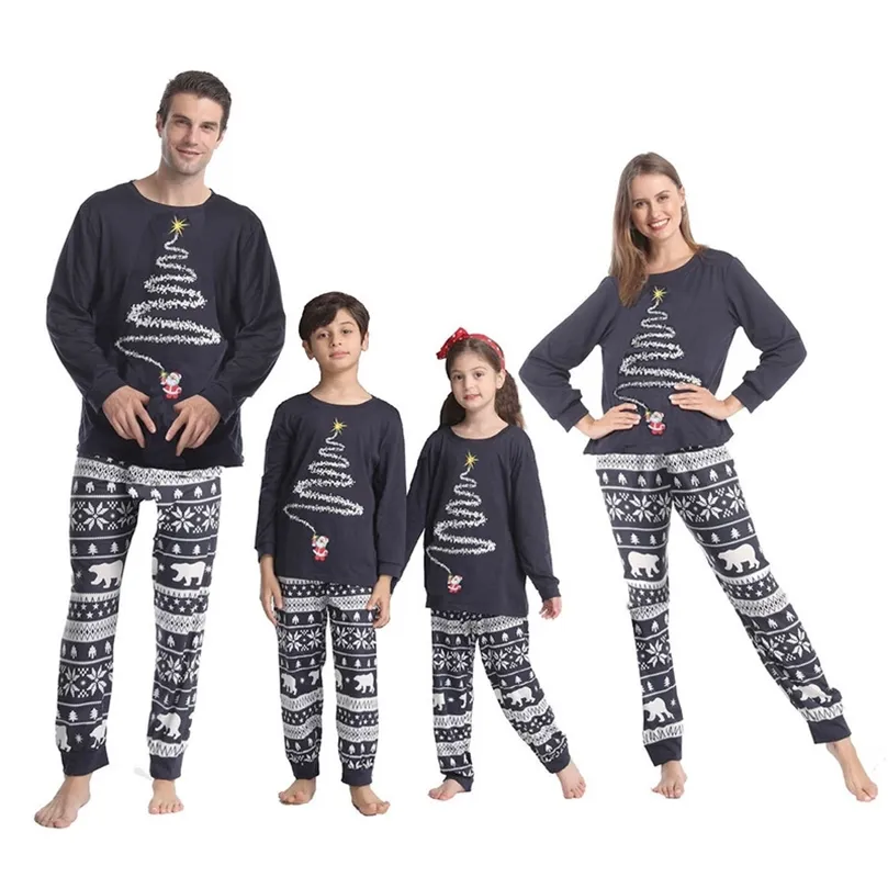 Família combina com roupas de pm pijamas de natal.