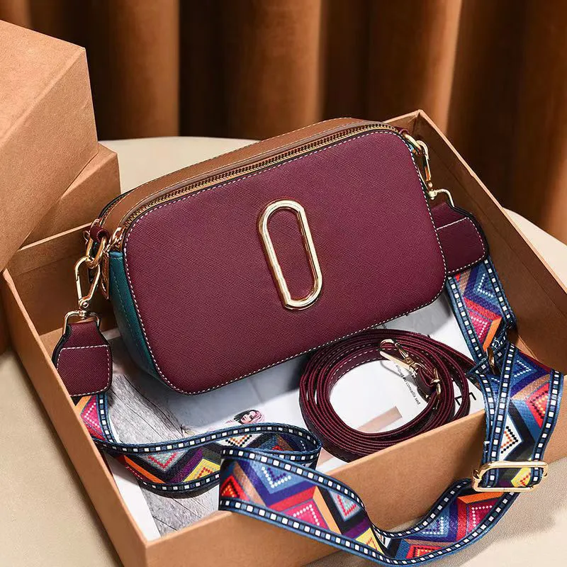 Luxurys Designers Bags bolso de mujer Bolso de hombro metálico billetera de dama simple versátil carta de metal cuero cuero sólido Cartero bolsos estilo muy bueno