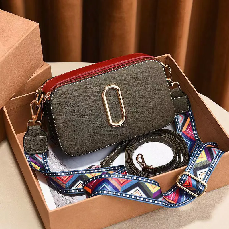 Lyx Designers Väskor handväska dam Metallisk axelväska dam plånbok enkel mångsidig metall bokstavsläder massivt läder Postman handväskor stil mycket bra