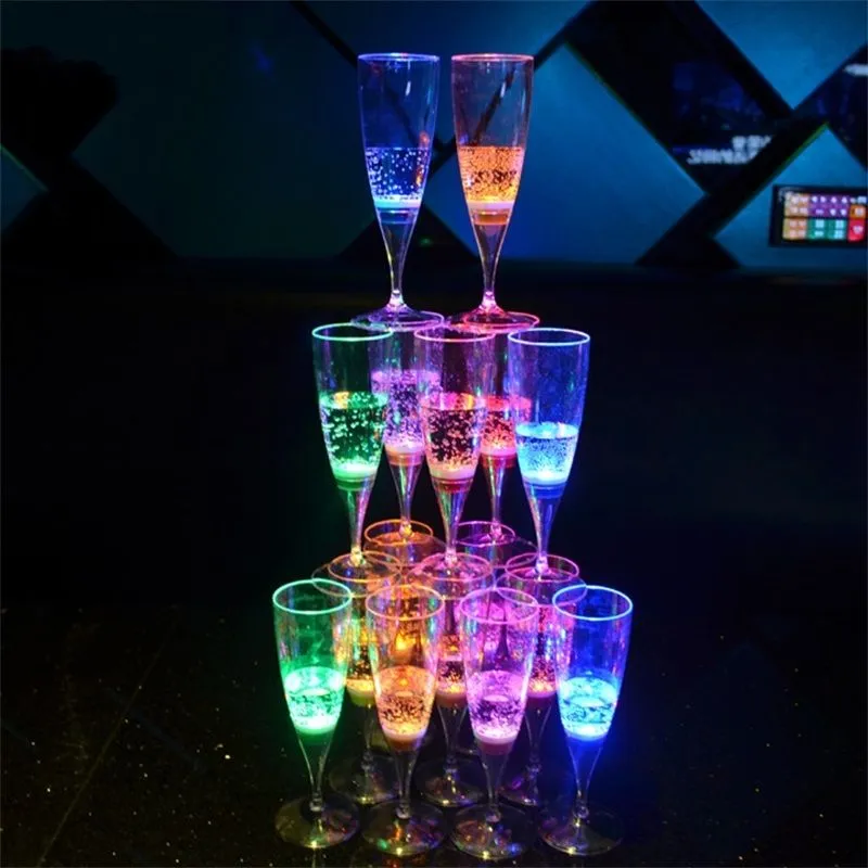 Verres à vin LED Flash Changement de couleur Eau Activé Light Up Champagne Bière Whisky 150 ml Boissons Verre Design élégant Verre à boire Cocktail Party Nouveauté 5 oz