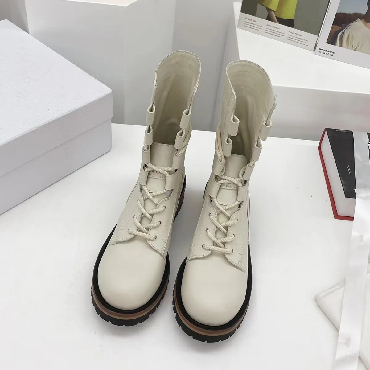 New Women's Martin Boots مصمم رعامة أحذية جلدية مسطحة من الربيع السميك السميك والخريف من جلد الغنم الثلج Retro