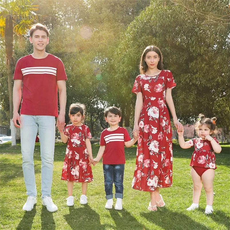 عائلة مطابقة ملابس عائلة مطابقة للملابس لأمي ابنة الأب أب الوالد والطفل ارتداء فتاة الفستان