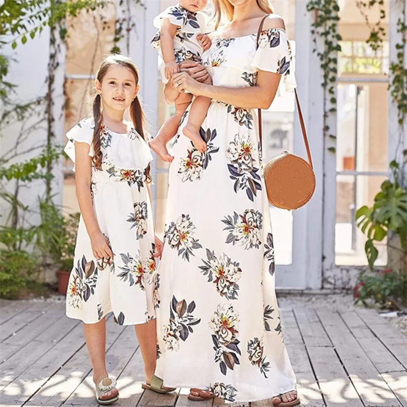 Passende Familienoutfits im Boho-Stil mit Blumenmuster, passendes Kleid für Mutter und Tochter, lässig, locker, trägerlos, sexy, schulterfrei, lange Kleider, Urlaubskleidung 220914