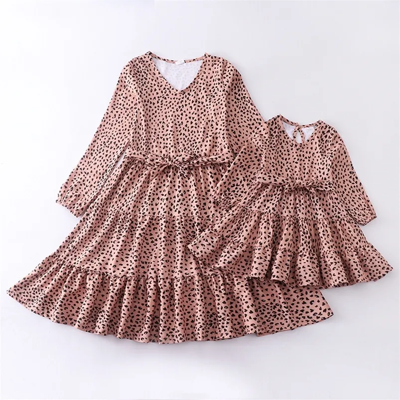 Tenues assorties pour la famille Girlymax Automne / Hiver Bébés Filles Maman moi Boutique Vêtements pour enfants Lait Soie Léopard Dot Robe à manches longues Vêtements pour enfants 220914