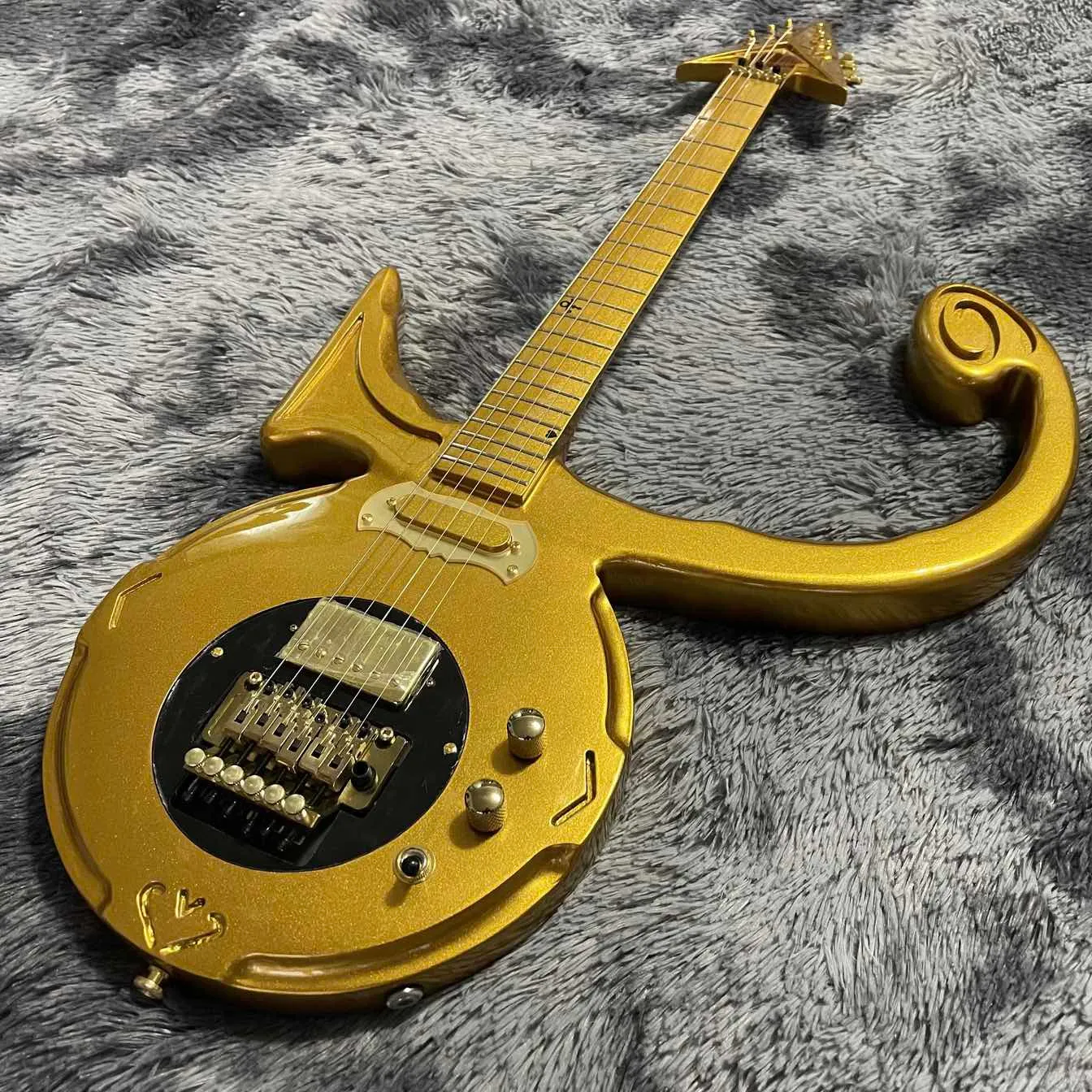 Custom 2022 Special a forma irregolare chitarra elettrica in colore oro Accetta l'amplificatore a pedale del basso per chitarra OEM