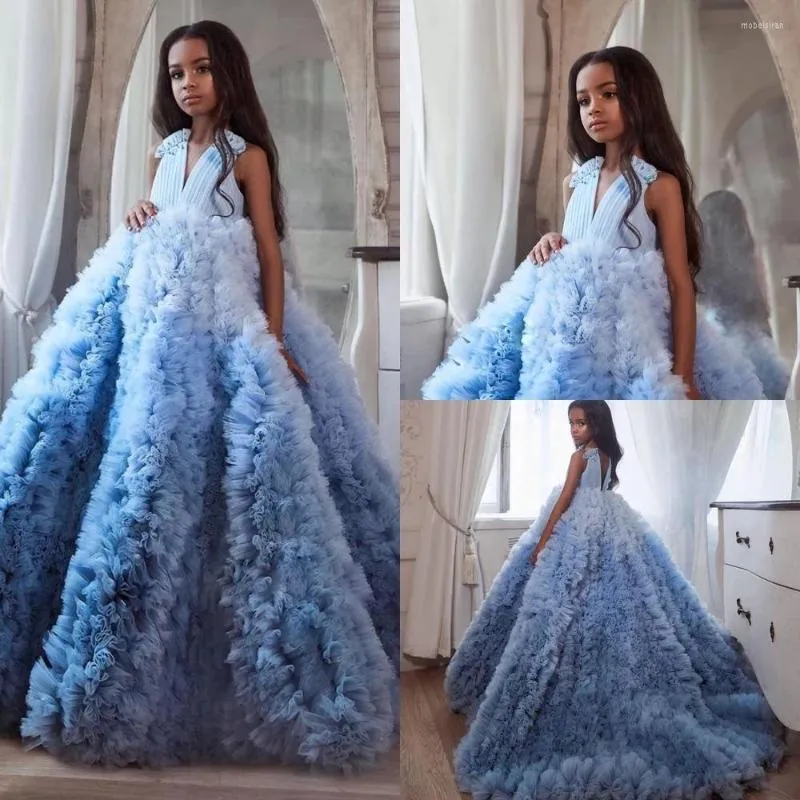 Flickaklänningar 2022 Ruffled Flowers Girls For Wedding Backless V Neck Toddler Pageant Gowns Sweep Train Tulle Children Prom Dress