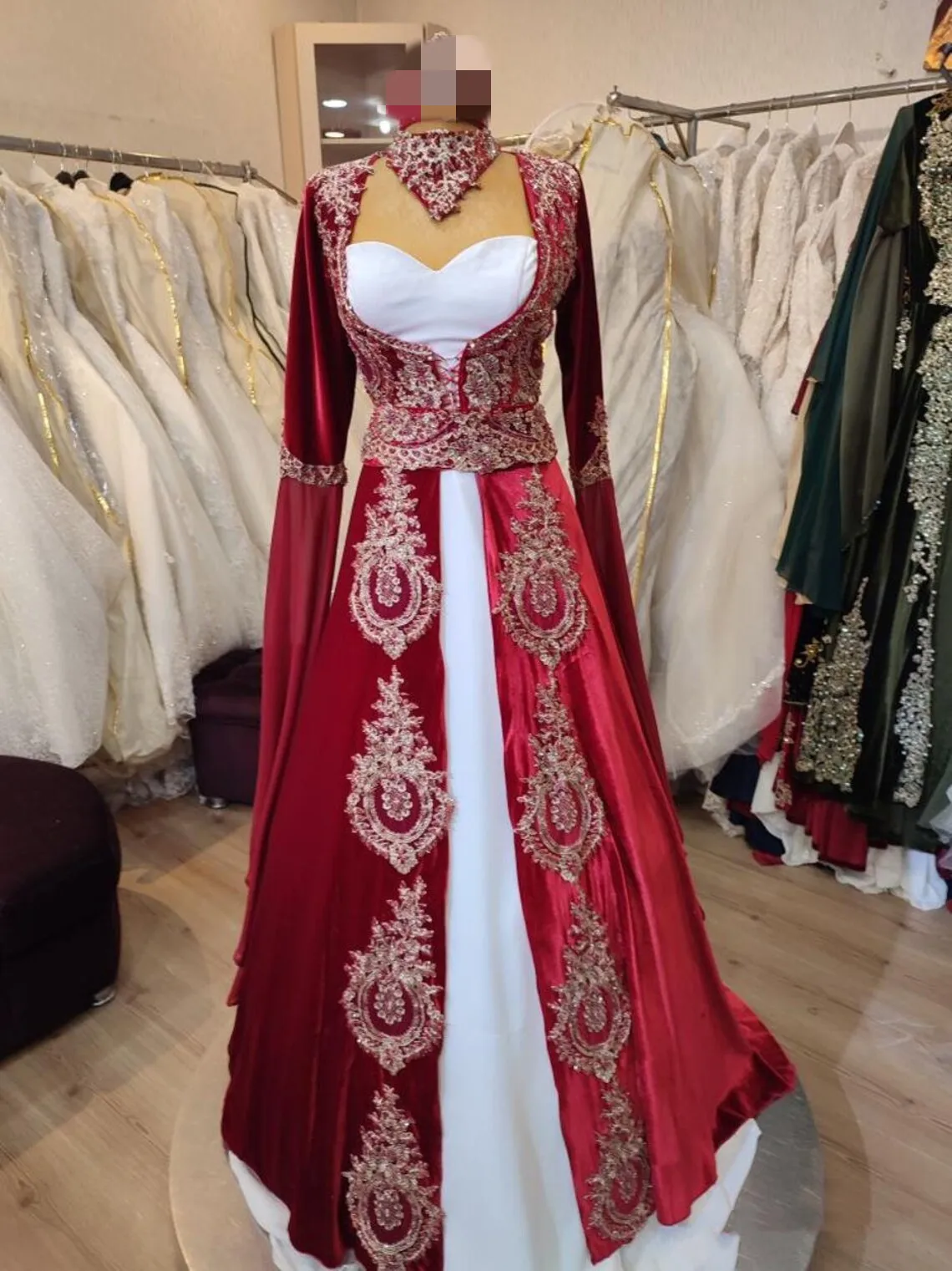 Vestidos elegantes de noite em árabe, miçangas de veludo de renda dourada de renda dourada Bindalli Folk Sleeves longas de festas forma