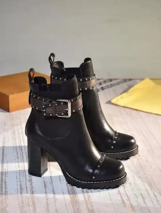 Роскошная женщина сапоги коричневые печатные черные кожаные кусочки моды Martin Boots Platform Женская дизайнерская зимняя обувь