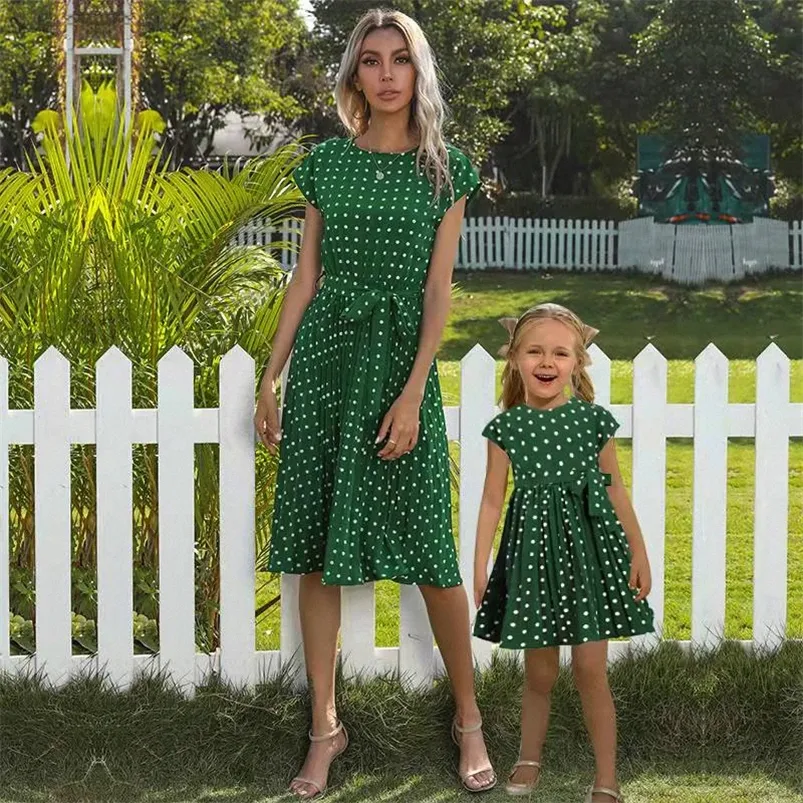 Family Matching Outfits Mom Baby Women Girls Dress Polka Dot Mother Daughter Matching Dresses Family Set Summer Mommy and Me Clothes Fashion 220914