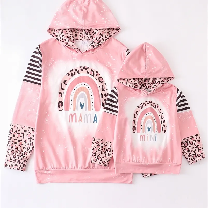 Familjmatchande kl￤der Girlymax babyflickor barn kl￤der mamma mig l￥ng￤rmad mamma mini regnb￥ge leopard rand hoodie topp boutique barn kl￤der 220914