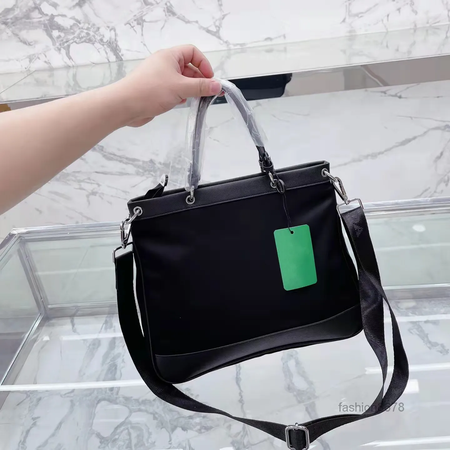 브리핑 케이스 럭셔리 디자이너 핸드백 큰 토트 가방은 고품질 나일론 재료 클래식 스타일 세련된 싱글 숄더백으로 만들어졌습니다.