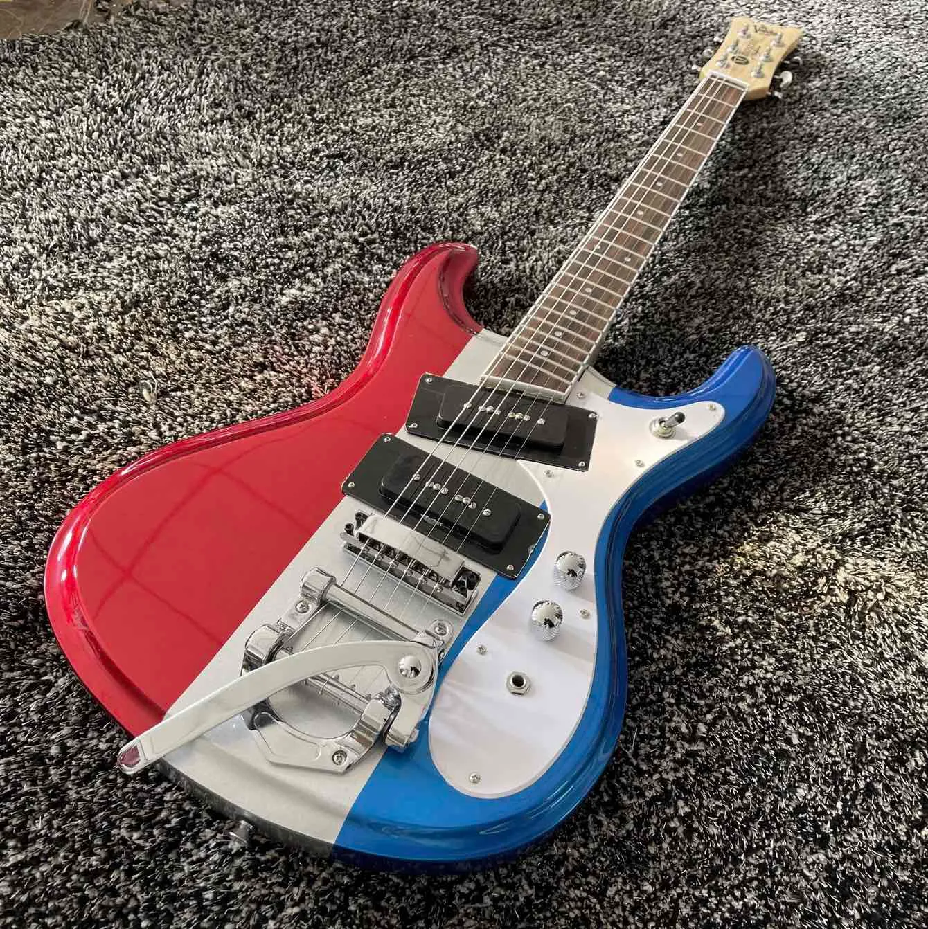 Anpassad Mosrite Electric Guitar Johnny Ramone Venture Red White Blue Color with Bigs Tremolo Bridge Dark Aqua White PickGuard Black P-90 Pickups