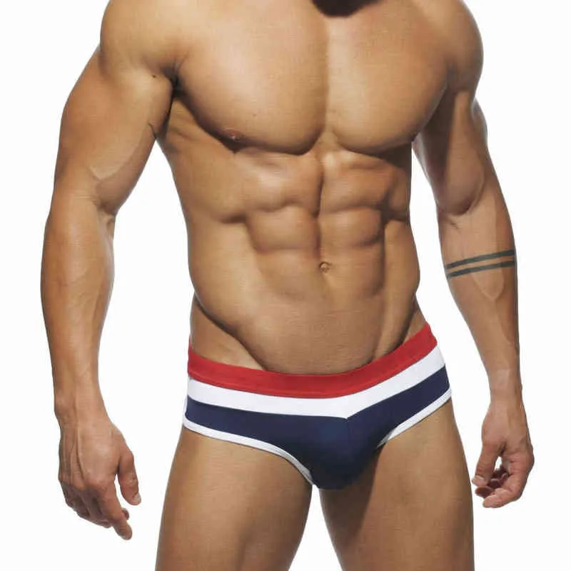 Maillots de bain pour hommes Nouveaux hommes Triangle Maillot de bain Mode européenne et américaine Sports Maillots de bain Hommes Triangle Colorblock Maillot de bain Beachwear Bikini J220913