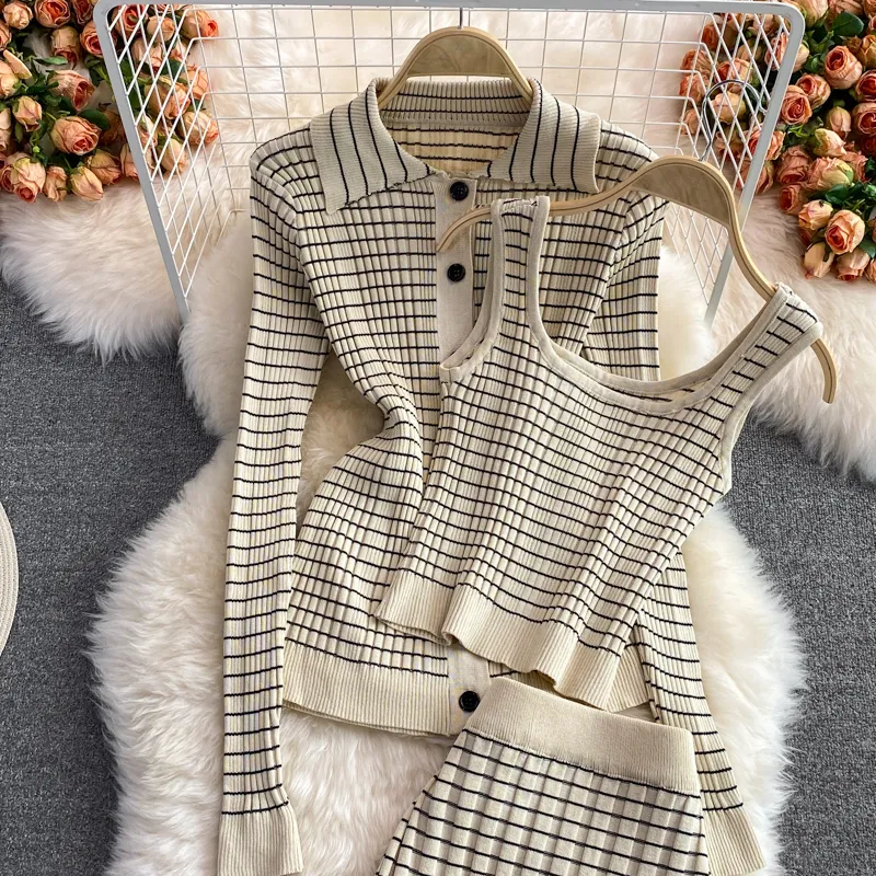 2024 Senaste modellen Tvåbitklänning Kvinnor 3 Set Autumn Korean Style Temperament Fashion Suit Plaid Sticked Cardigan Bottoming Camisole kjol