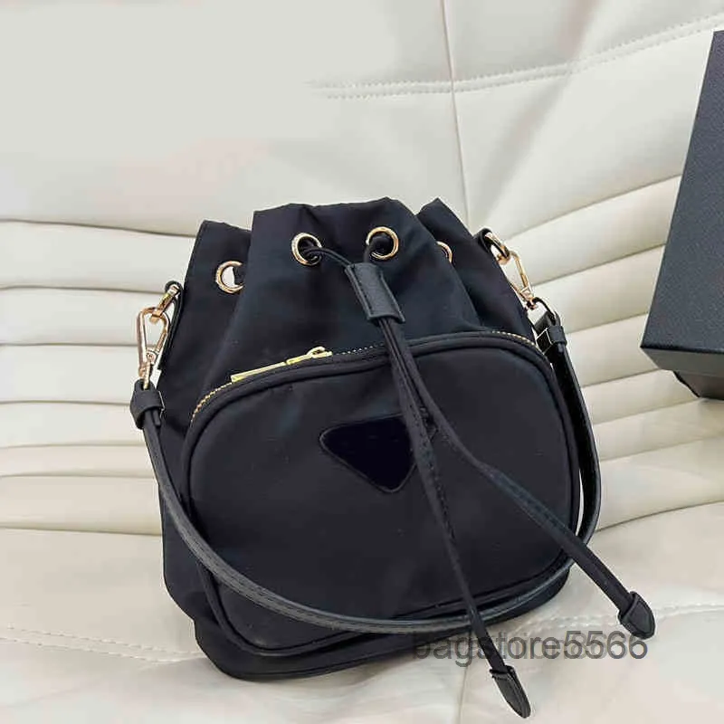 Çanta Lüks İpli Akşam Çantalar Kadın Rahat Kova Akşam Çantalar Klasik Omuz Debriyaj Tasarım Bayan CrossBody Çanta 220804Multi Pochett