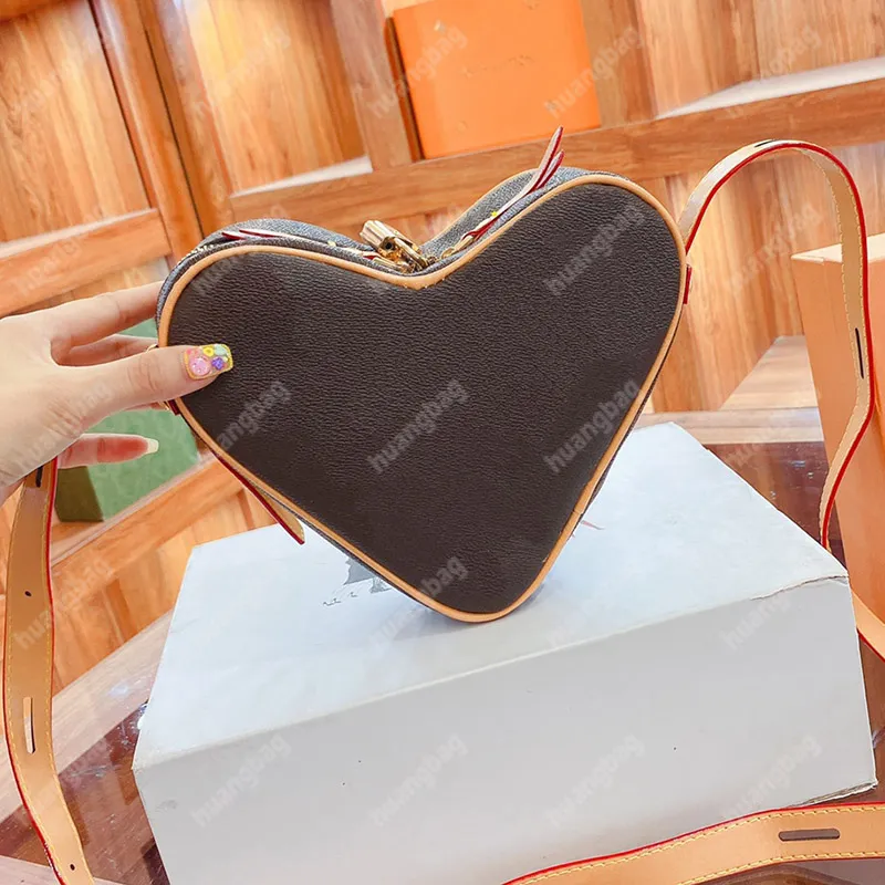 Moda Kadın Çanta Klasik Omuz Çantaları Aşk Bayanlar Crossbody Kalp şeklinde Çanta Cüzdan Çanta Deri Cüzdan Tasarımcı bozuk para cüzdanı