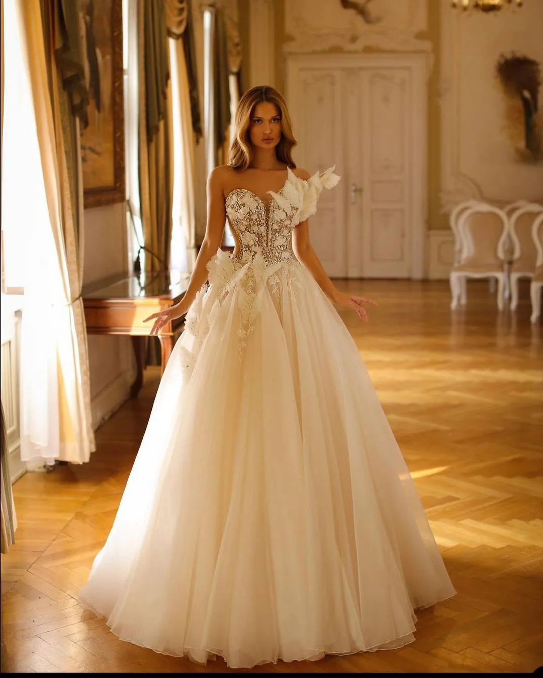 Elegant A Line Wedding Dress Sweetheart Strapless Arabic Puffy Bridal Gowns Floor Length Butterfly Applique Robe De Soiree