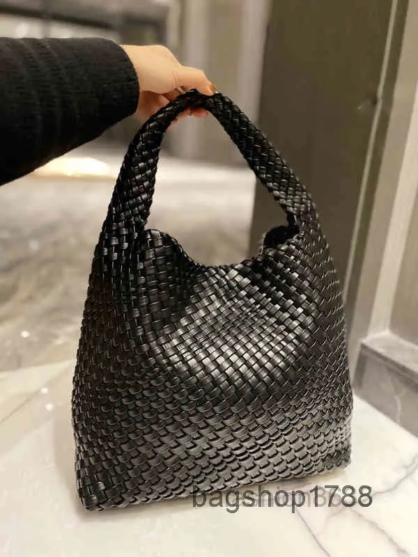 Tote Weave Evening Bucket Bags Väskor Mode Högkvalitativ designerhandväska Reseaxel Messenger Telefonväskor Crossbody kvinnlig plånbok 22