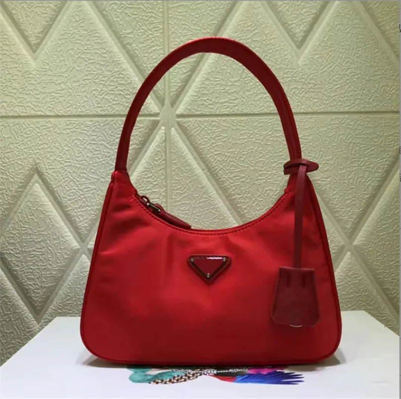 Sacs de cosmétiques de créateur de luxe pour femmes caisses caisses en nylon en nylon en cuir de mode célèbre sac à main d'épaule sacs à main