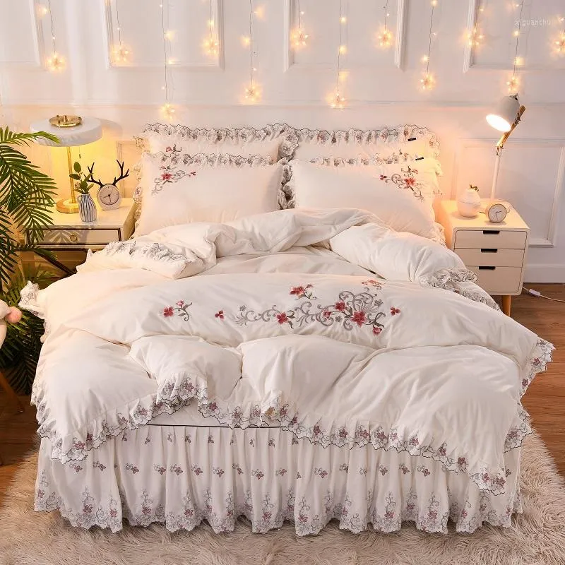 Ensembles de literie hiver doux chaud velours polaire broderie coréen princesse Style ensemble housse de couette épaissir Quilting jupe de lit taies d'oreiller