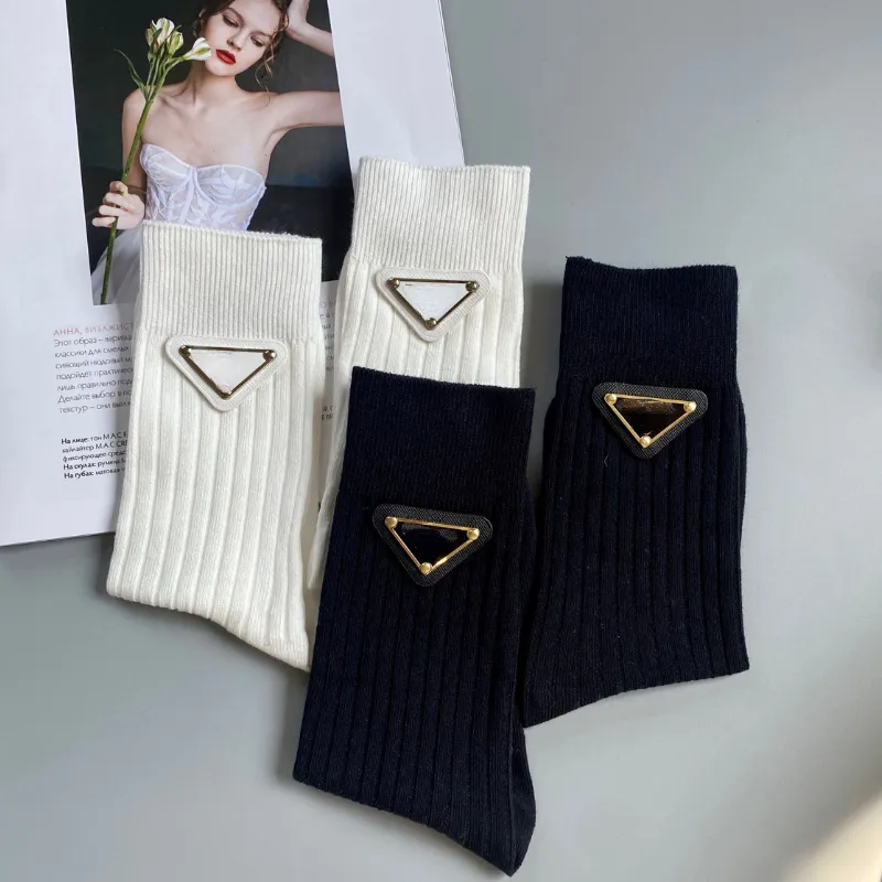 Designer-Damensocken aus massivem Leder mit Metalllogo, knielang