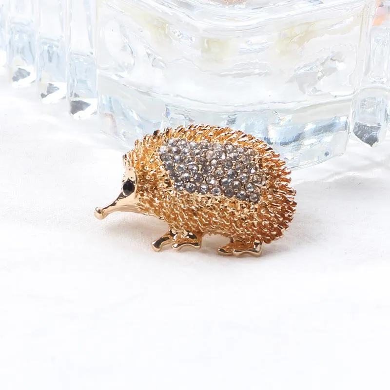 Brooches Cute Gold Hedgehog Brooch Fashion Daisy Ladies Animal Jewelry Fun Winter Design High Quality 2022