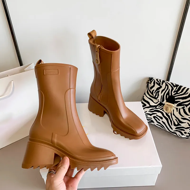 Demi-bottes de pluie de styliste pour femmes, talons épais, bottines de chevalier, bout carré, en cuir souple, imperméable, chaussures de luxe pour l'extérieur et l'hiver