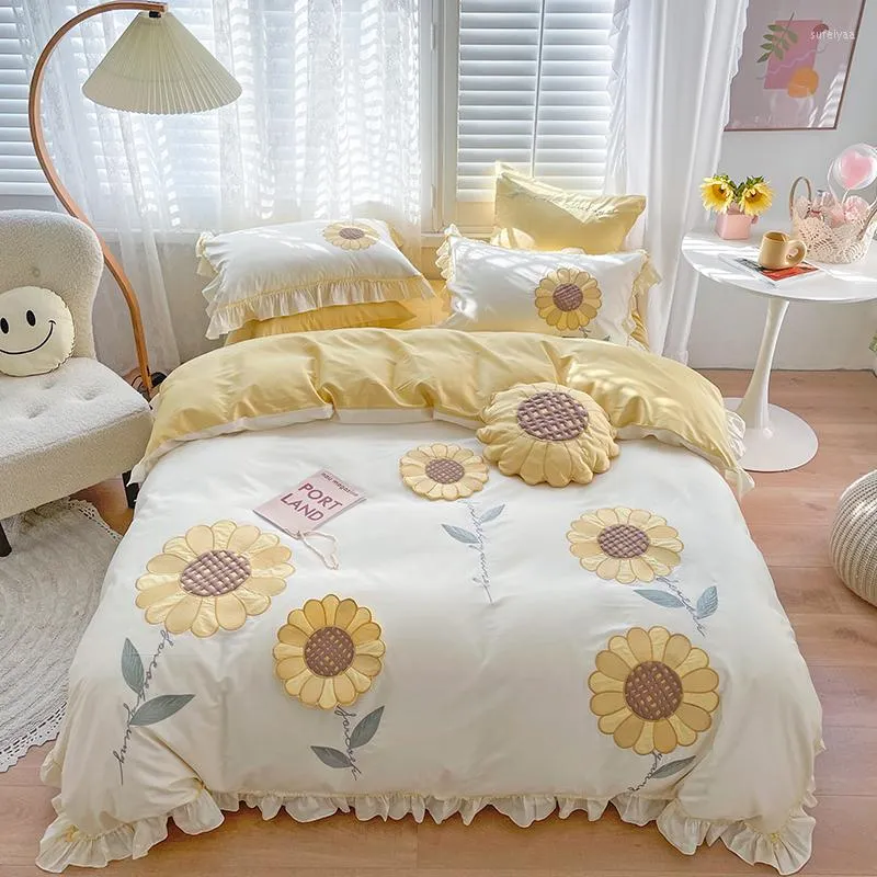 Sängkläder sätter 60-talets egyptiska långhäftiga bomullssolros Applique Girl Set Ruffle Quilt/Däcke Cover Bed Linen Mittade lakor