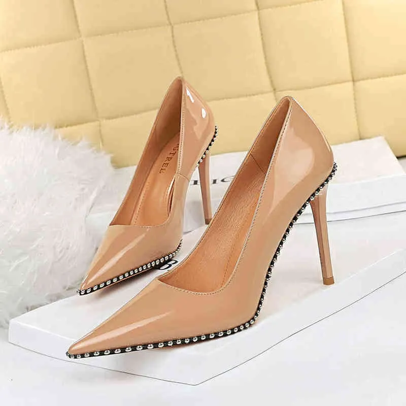 9611-2 sandaletler seksi süper yüksek topuklu metal zincir perçinler patent deri sığ ağız sivri kadınlar tek ayakkabı
