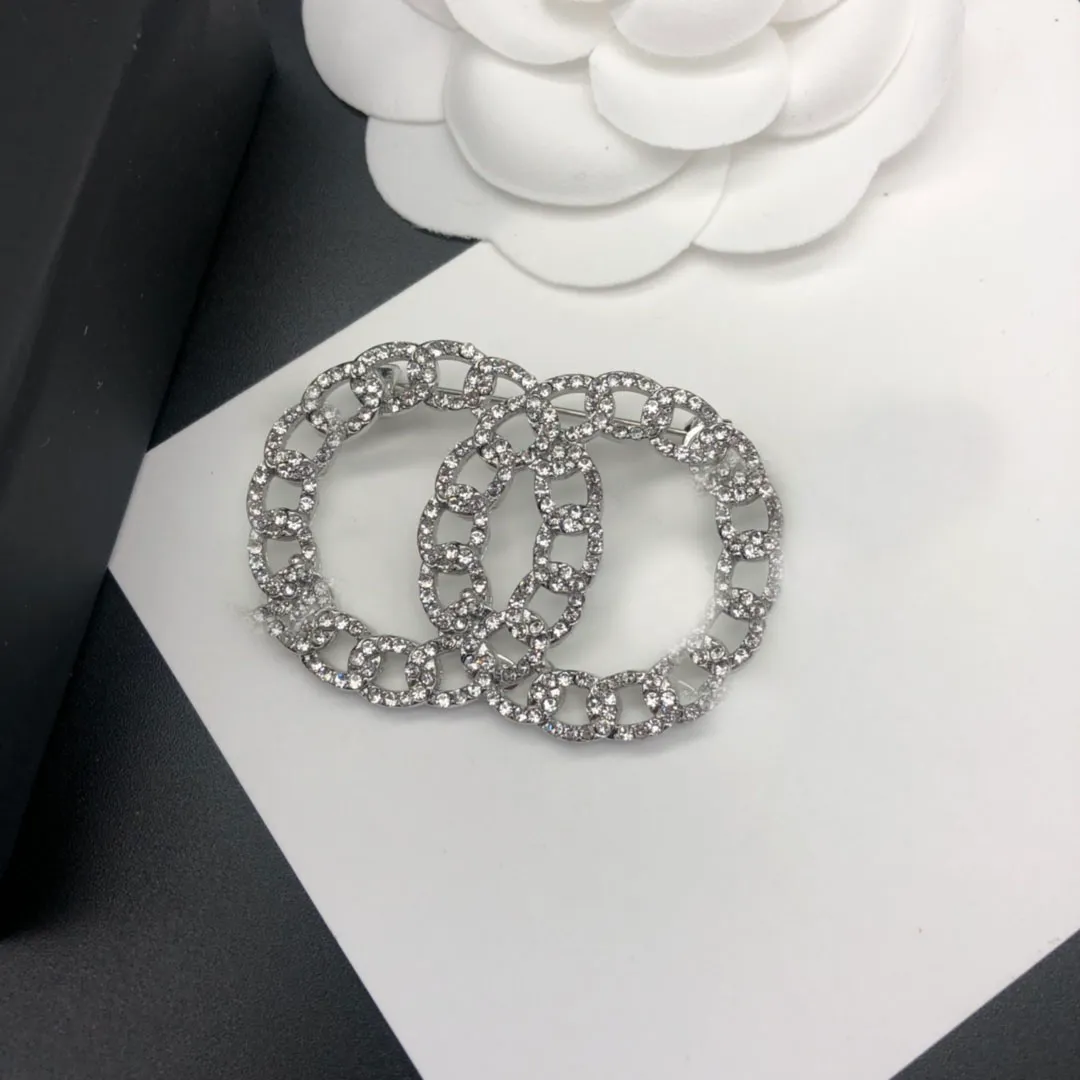 Luksusowe kobiety projektantki marka listę broszki srebrne platedę kryształową kryształowy broszka broszka z kryształową broszką urok Pearl Pin poślubić świąteczny prezent na prezent akcesoria