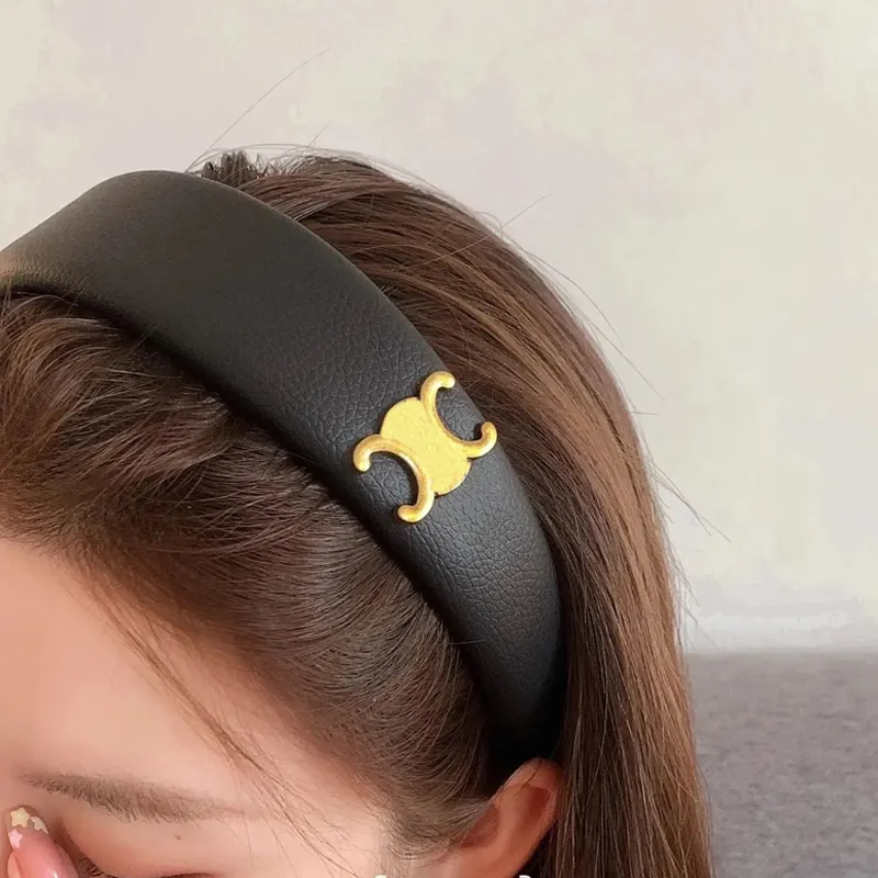 デザイナーヘッドバンド Pu ピンク Headwraps 高級ゴールドヘッドバンドファジーブロードサイドデザイナーアクセサリーヘアフープ女性ジュエリー布 22091605R