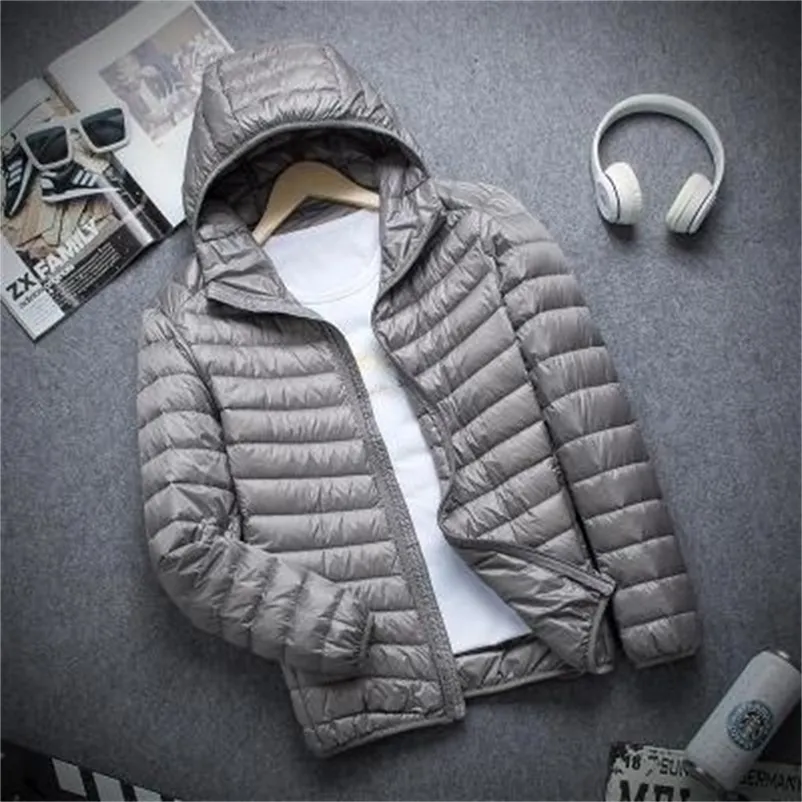 Męska marka Parkas Autumn Winter Light Down Jacket Modna moda z kapturem Krótkie duże, bardzo cienkie lekkie młodzież szczupły płaszcz w dół kurtki 220916