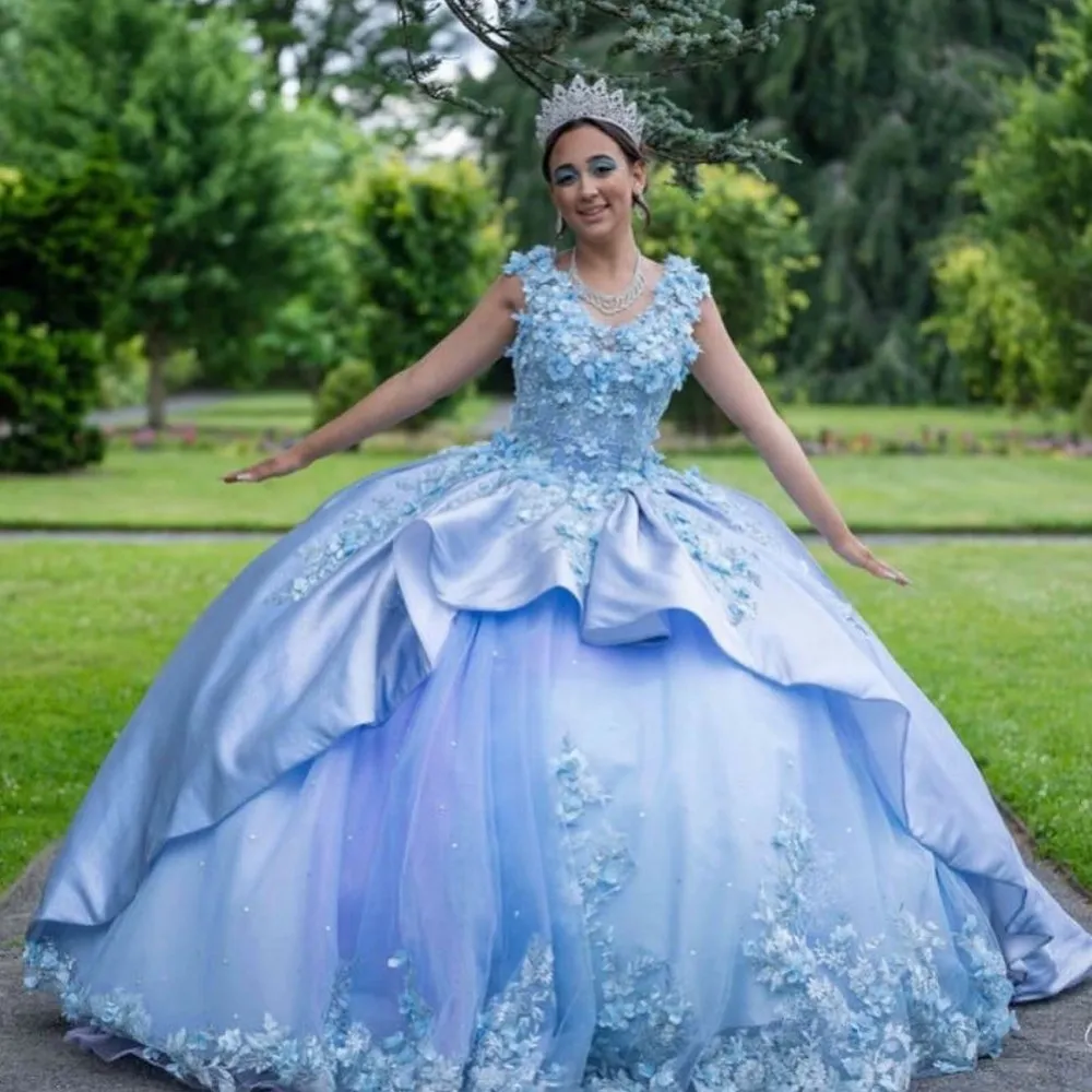 Hellhimmelblaues, perlenbesetztes Ballkleid Quinceanera-Kleider, appliziertes Ballkleid mit U-Ausschnitt und Ausschnitt, abgestuftes Sweep-Zug-Satin-Maskenkleid für das Sweet 15