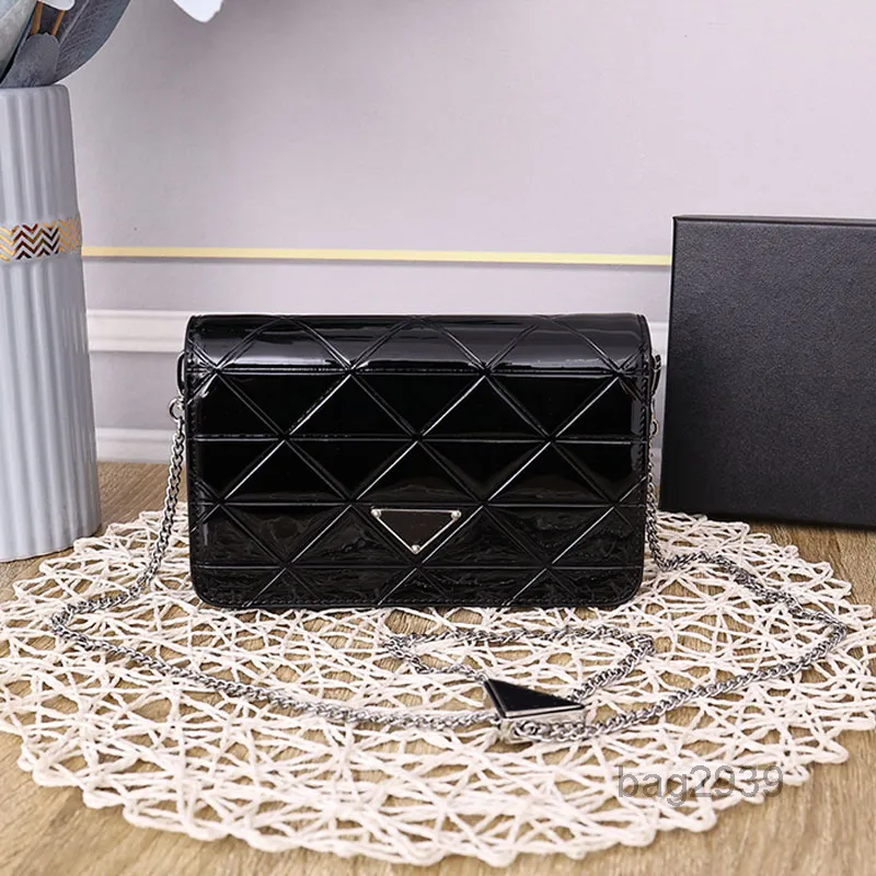 Kvällsväskor Crossbody-väska Kedjeklaff Axelväskor Kvinnor Handväskor Ljus äkta läder Triangel Diamantdesign Mode Bokstäver Magn