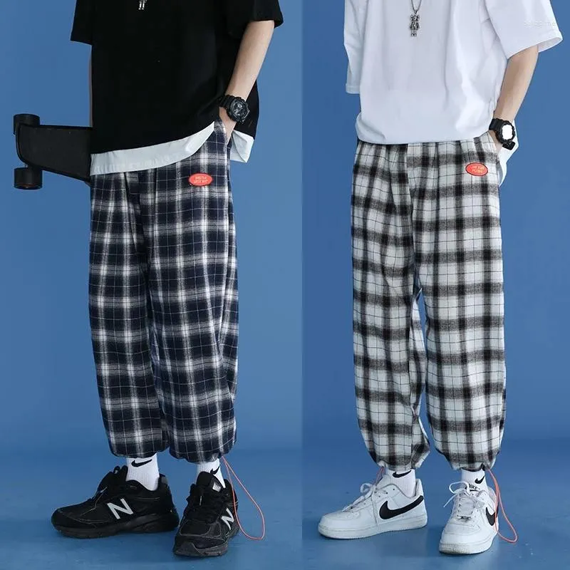 Pantaloni da uomo Pantaloni alla moda coreani scozzesi da uomo 2022 Comodi pantaloni estivi Pantaloni a righe hip-hop casual tutto-fiammifero